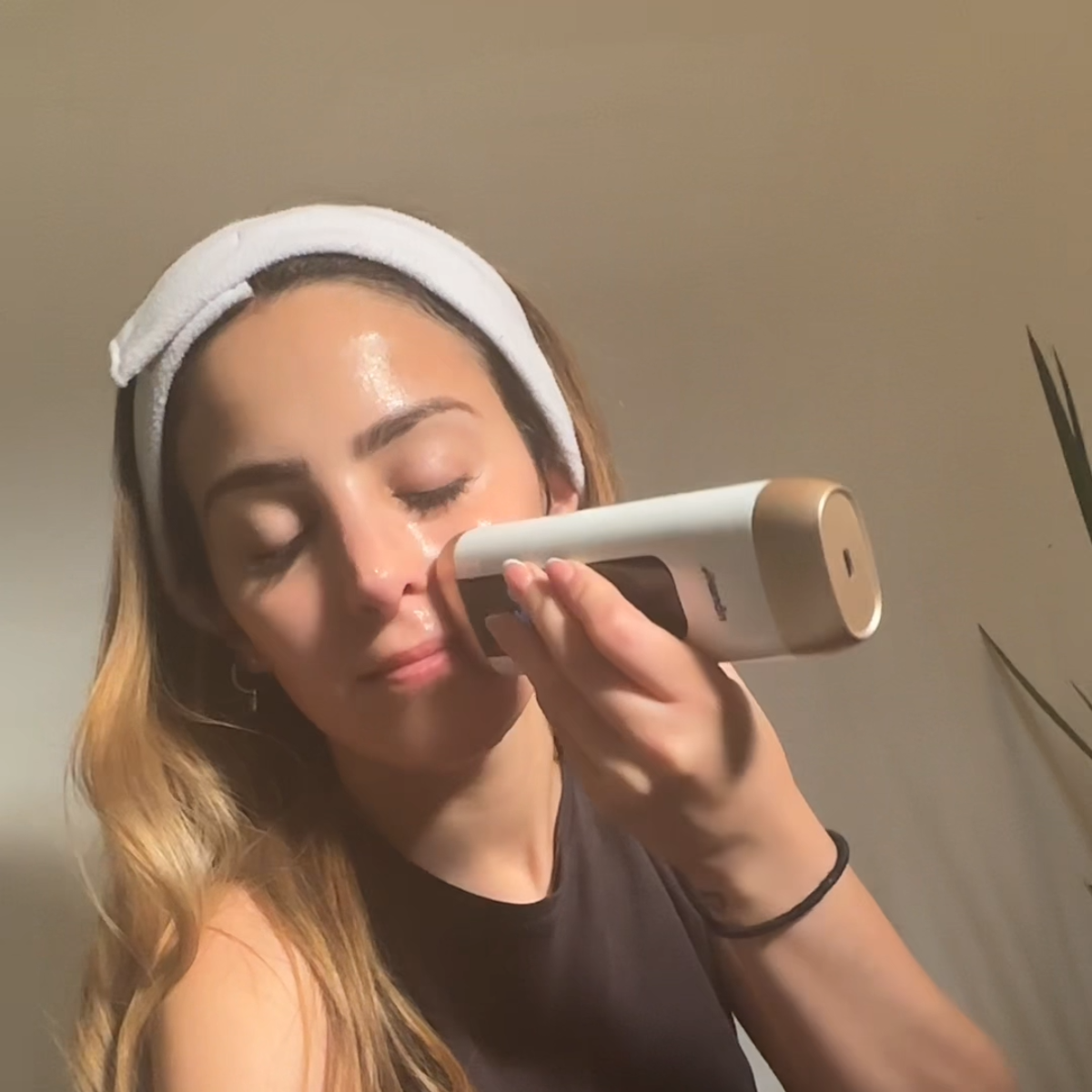 Kit 5 en 1 - Reductor de Arrugas, Levantamiento y Exfoliación Facial con Radiofrecuencia y Microcorriente para Rostro y Cuello